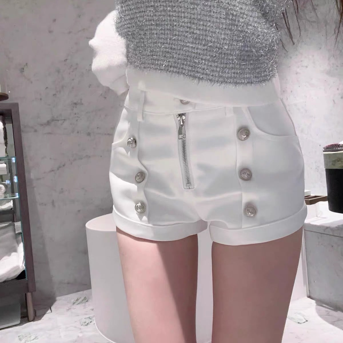 ボタンデザインシルキーショートパンツ