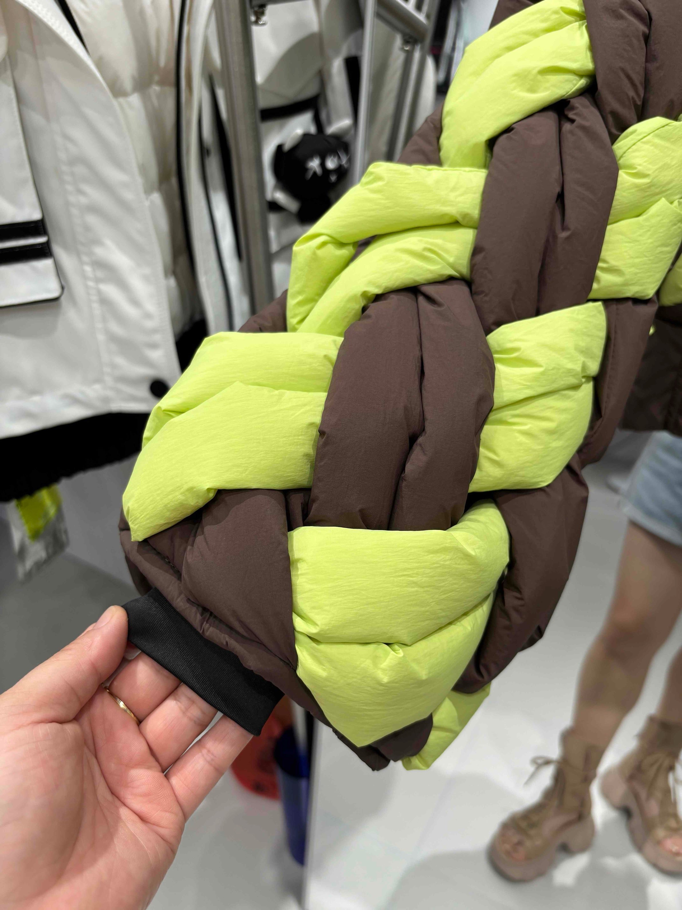 ツイスト ホワイトダックダウンパフジャケット