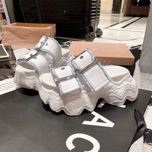 ベルトデザイン高さアップサンダル