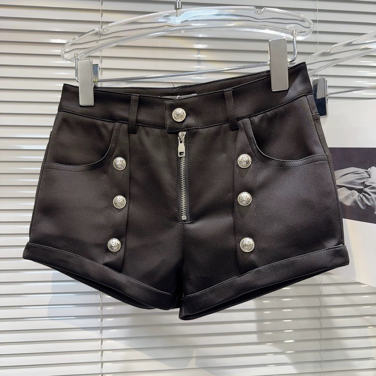 ボタンデザインシルキーショートパンツ