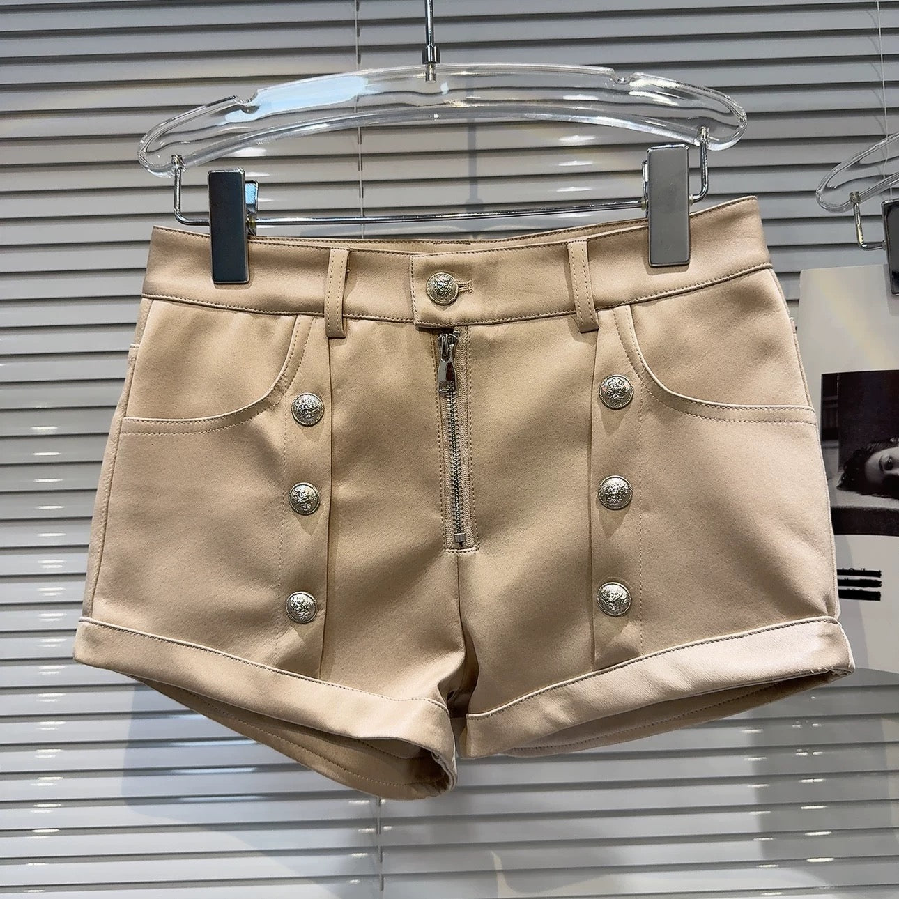 ボタンデザインシルキーショートパンツ
