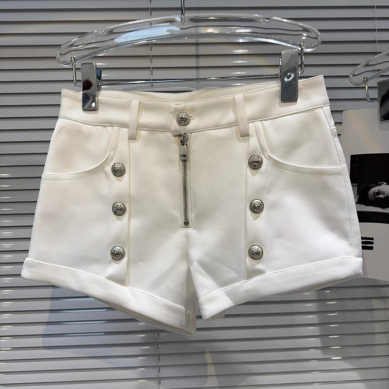 ボタンデザインシルキーショートパンツ