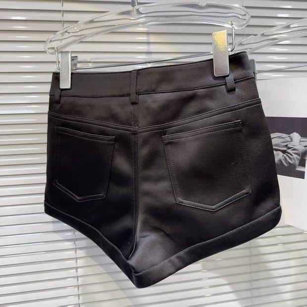 ボタンデザインシルキーショートパンツ